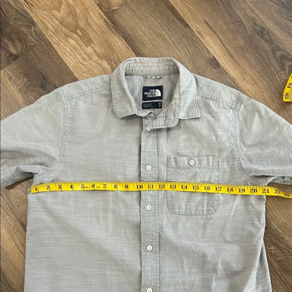 The North Face Mens Button Up Shirt Sz M Short Sleeve Gray light striped Shirt